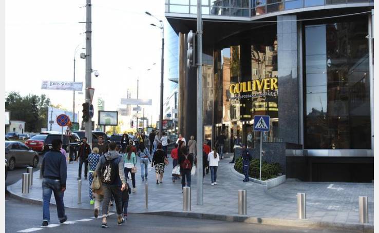 Gulliver in the sky image-11