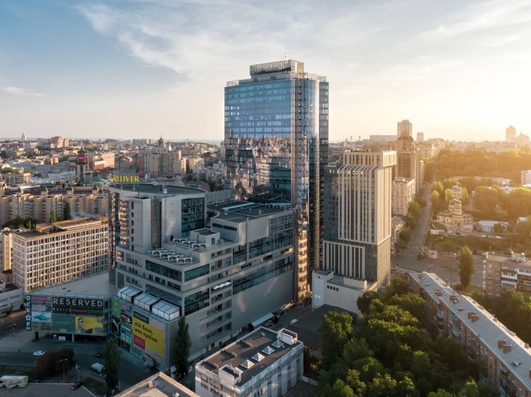 ТРЦ Gulliver височить у небі image-0