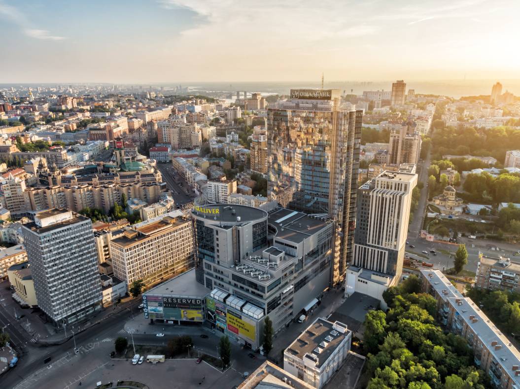 ТРЦ Gulliver височить у небі image-2