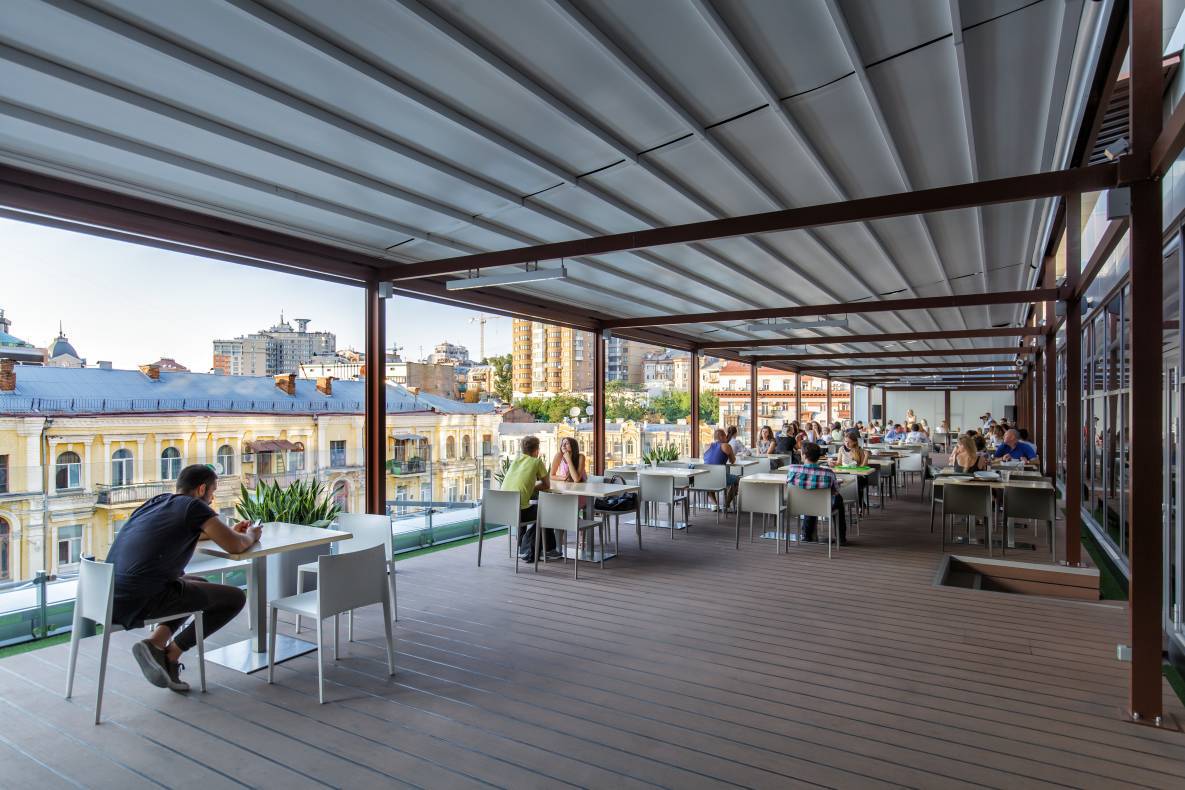 ТРЦ Gulliver височить у небі image-11