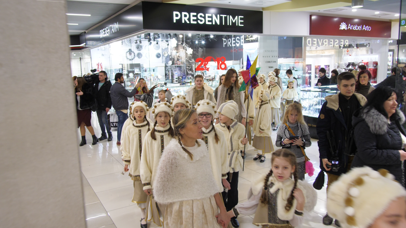 CHRISTMAS SONGS AT GULLIVER SHOPPING CENTER image-1