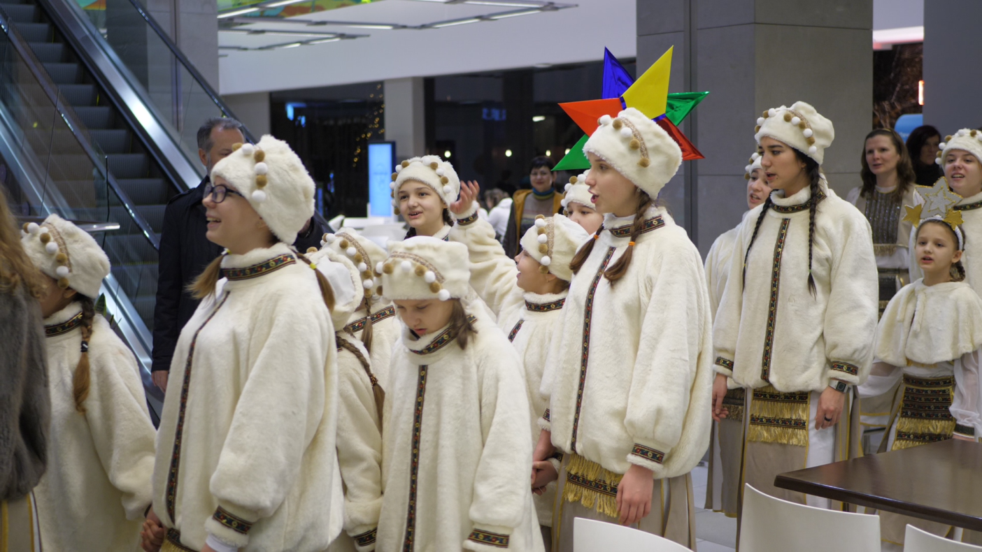 CHRISTMAS SONGS AT GULLIVER SHOPPING CENTER image-5