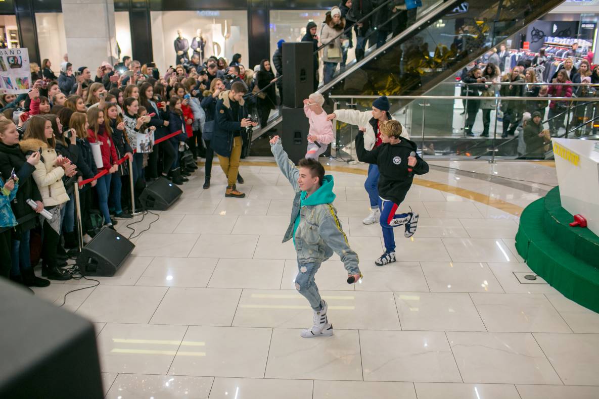 АВТОГРАФ СЕССИЯ И LIVE ВЫСТУПЛЕНИЕ МОЛОДЕЖНОЙ ГРУППЫ DSIDE BAND image-49