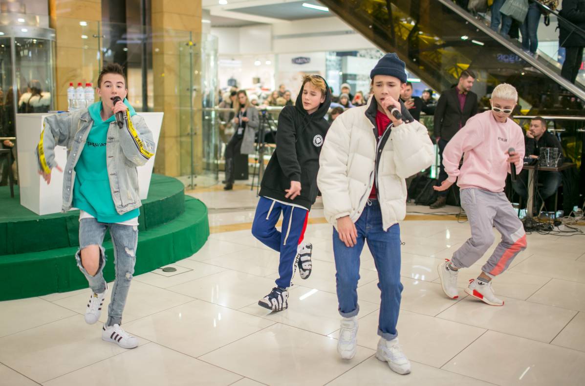 АВТОГРАФ СЕССИЯ И LIVE ВЫСТУПЛЕНИЕ МОЛОДЕЖНОЙ ГРУППЫ DSIDE BAND image-51