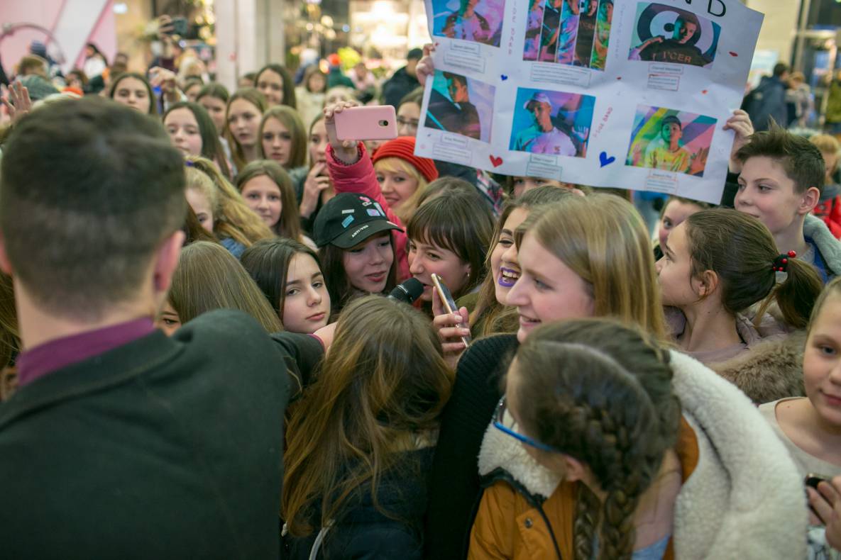 АВТОГРАФ СЕССИЯ И LIVE ВЫСТУПЛЕНИЕ МОЛОДЕЖНОЙ ГРУППЫ DSIDE BAND image-80