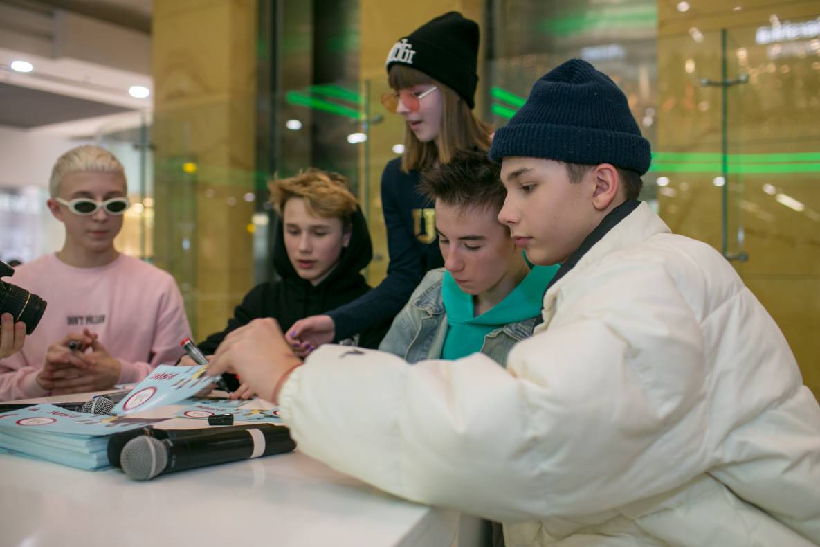 АВТОГРАФ СЕССИЯ И LIVE ВЫСТУПЛЕНИЕ МОЛОДЕЖНОЙ ГРУППЫ DSIDE BAND image-122