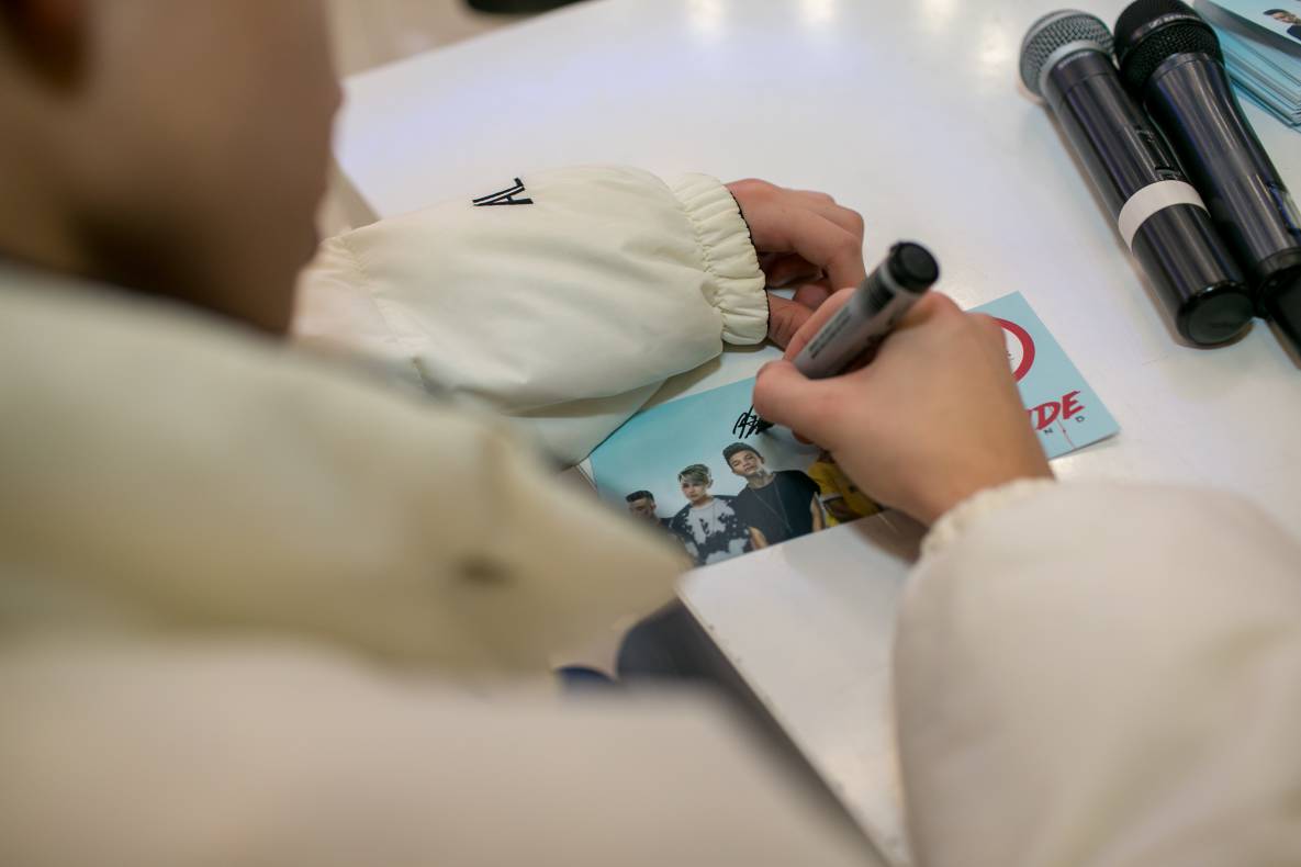 АВТОГРАФ СЕССИЯ И LIVE ВЫСТУПЛЕНИЕ МОЛОДЕЖНОЙ ГРУППЫ DSIDE BAND image-123