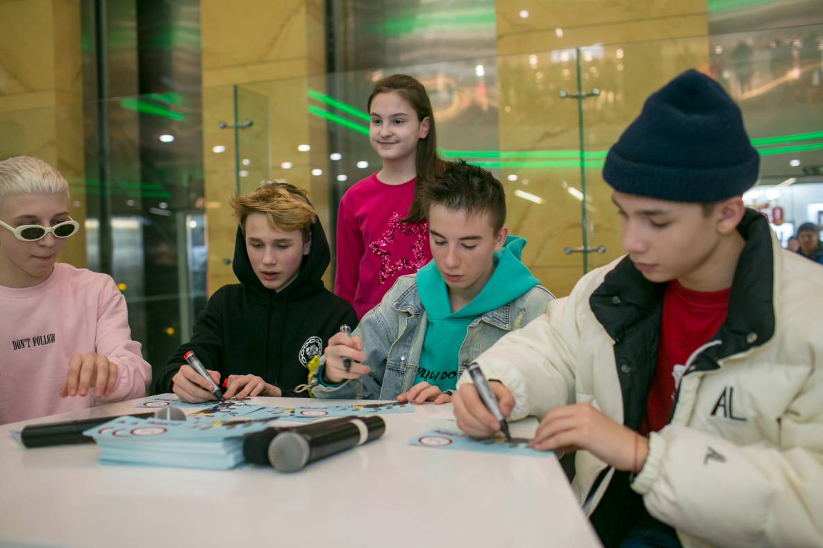 АВТОГРАФ СЕССИЯ И LIVE ВЫСТУПЛЕНИЕ МОЛОДЕЖНОЙ ГРУППЫ DSIDE BAND image-136