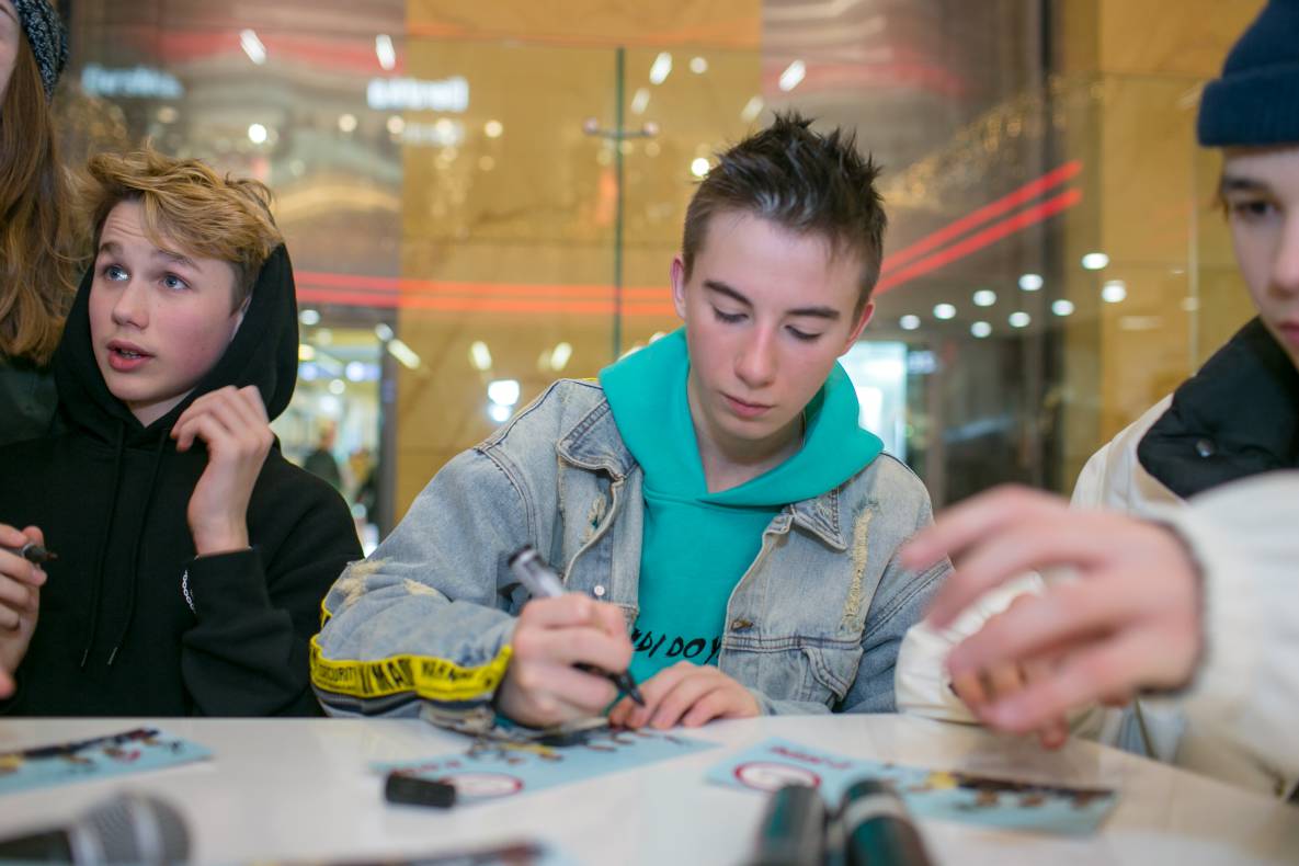 АВТОГРАФ СЕССИЯ И LIVE ВЫСТУПЛЕНИЕ МОЛОДЕЖНОЙ ГРУППЫ DSIDE BAND image-137