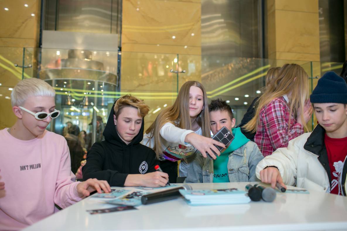 АВТОГРАФ СЕССИЯ И LIVE ВЫСТУПЛЕНИЕ МОЛОДЕЖНОЙ ГРУППЫ DSIDE BAND image-138