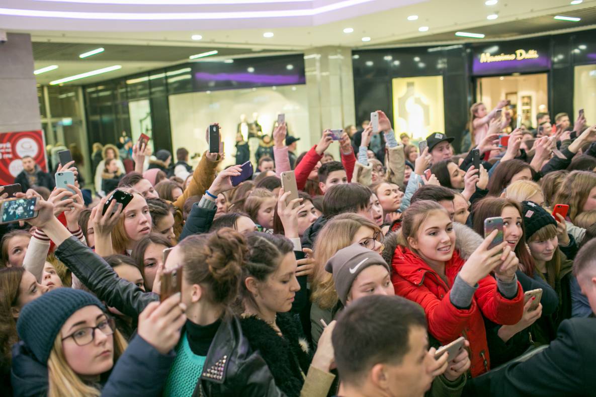 Фан встреча. Фан встреча сериала школа. Фан встреча с актерами. Фан встреча с русскими фанатами. Фан встреча фото.