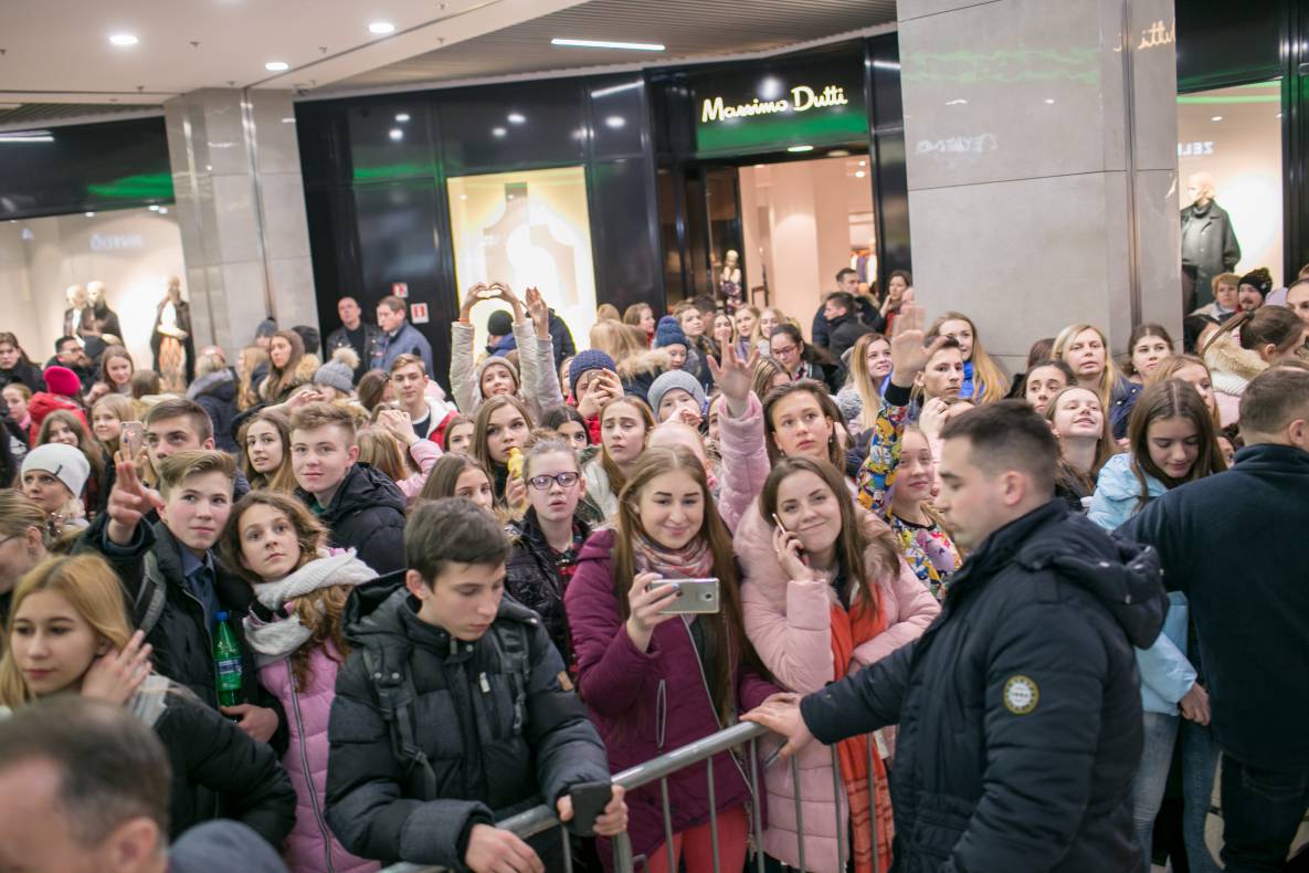 Фан-встреча с актерами самого популярного украинского сериала Школа image-110