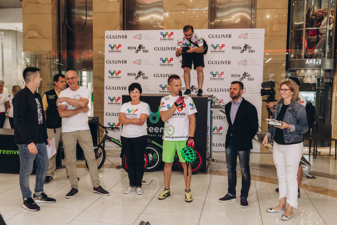 Establishment of a record for lifting Ukraine at the Gulliver mall on a bicycle image-0