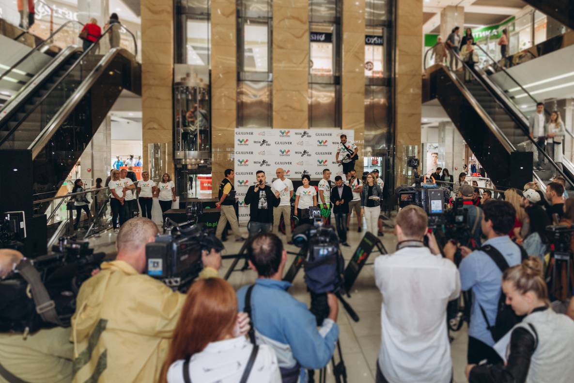 Establishment of a record for lifting Ukraine at the Gulliver mall on a bicycle image-1
