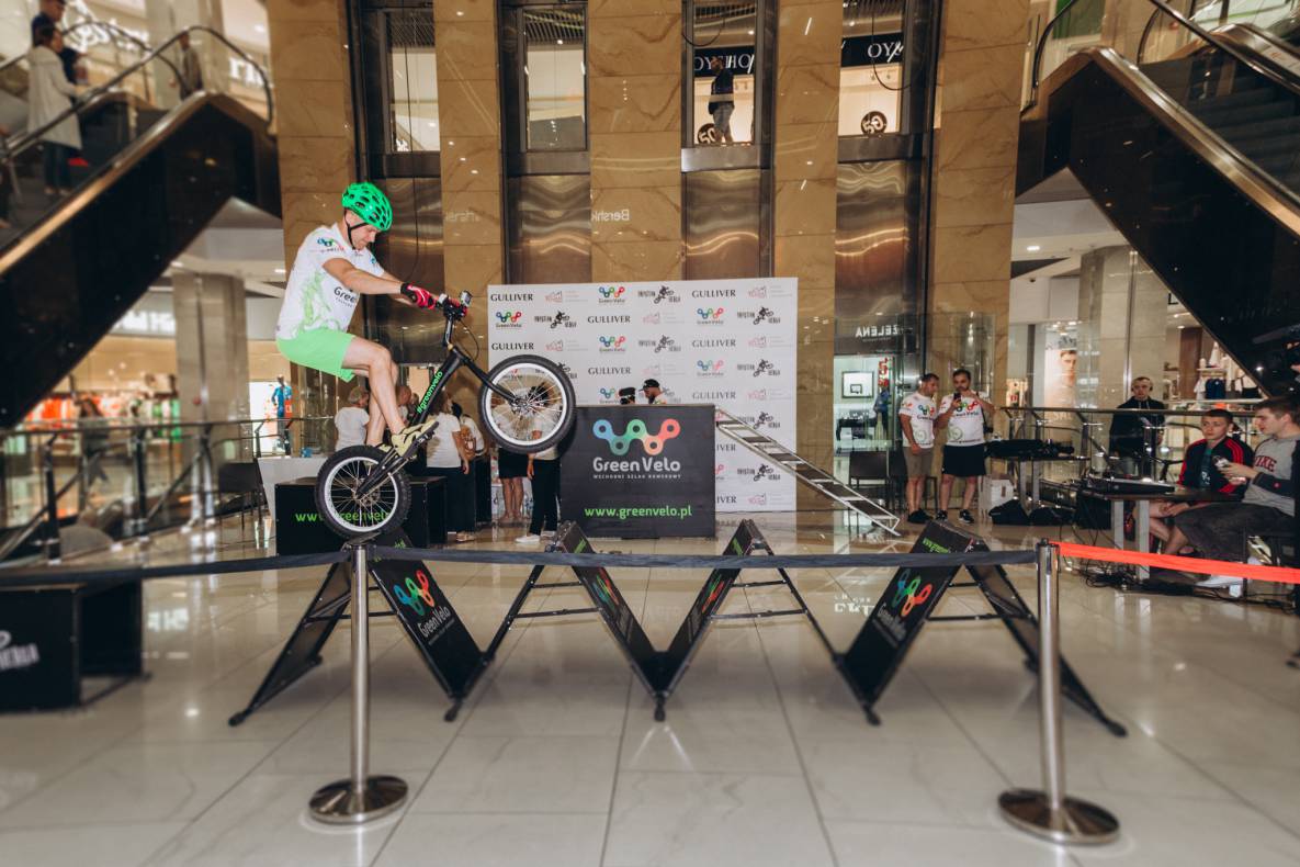 Establishment of a record for lifting Ukraine at the Gulliver mall on a bicycle image-4