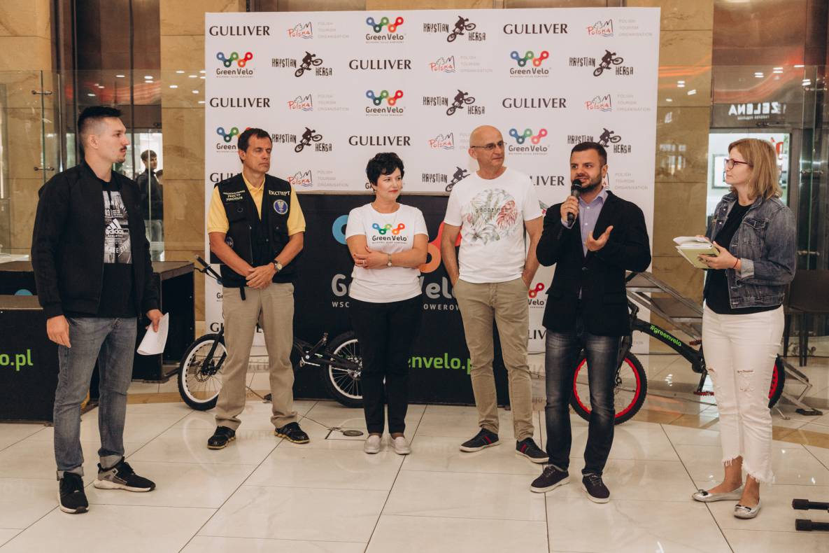 Establishment of a record for lifting Ukraine at the Gulliver mall on a bicycle image-3