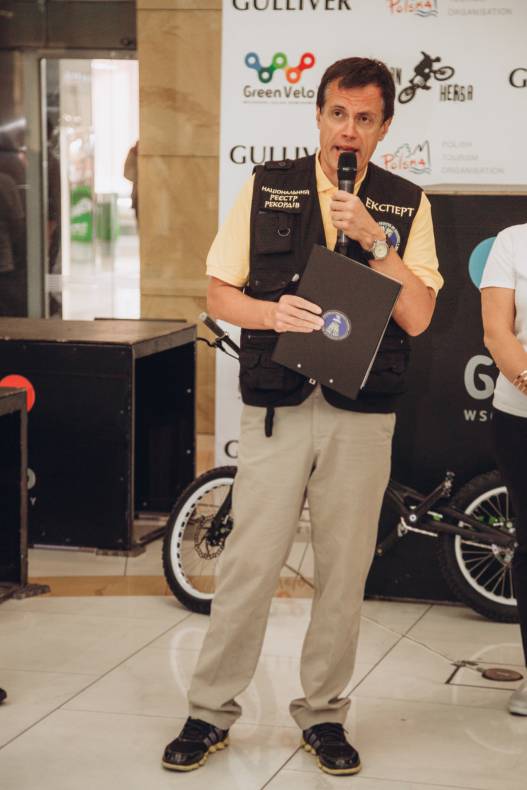 Establishment of a record for lifting Ukraine at the Gulliver mall on a bicycle image-5