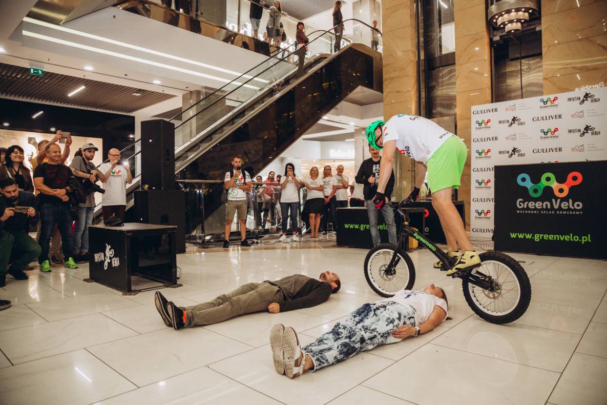 Establishment of a record for lifting Ukraine at the Gulliver mall on a bicycle image-8