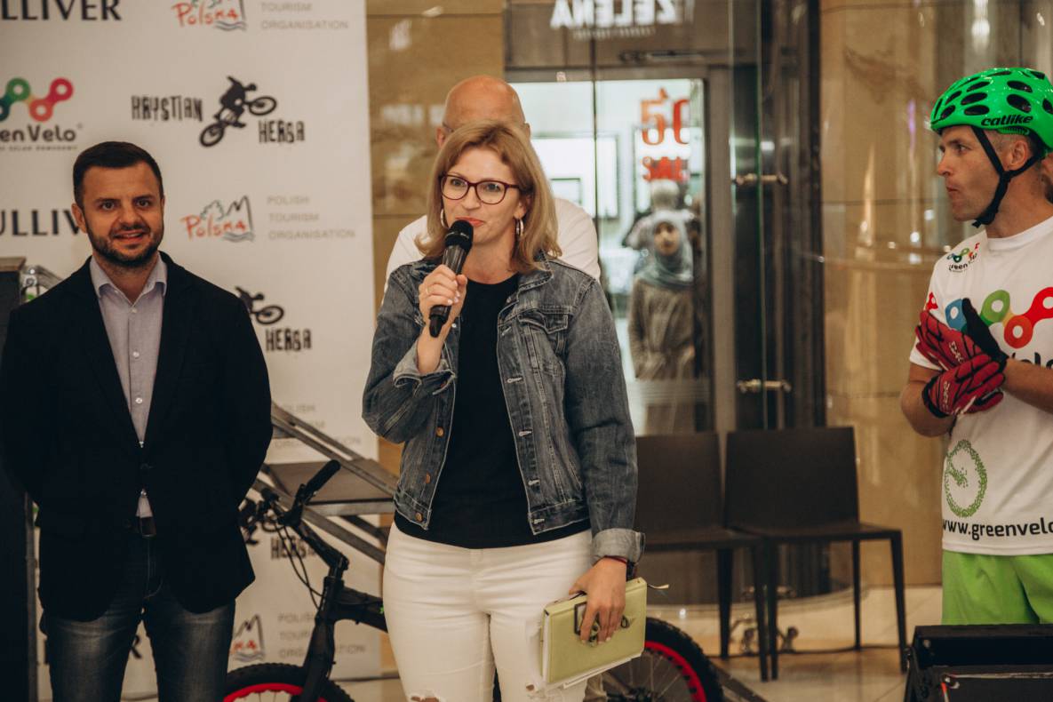 Establishment of a record for lifting Ukraine at the Gulliver mall on a bicycle image-9