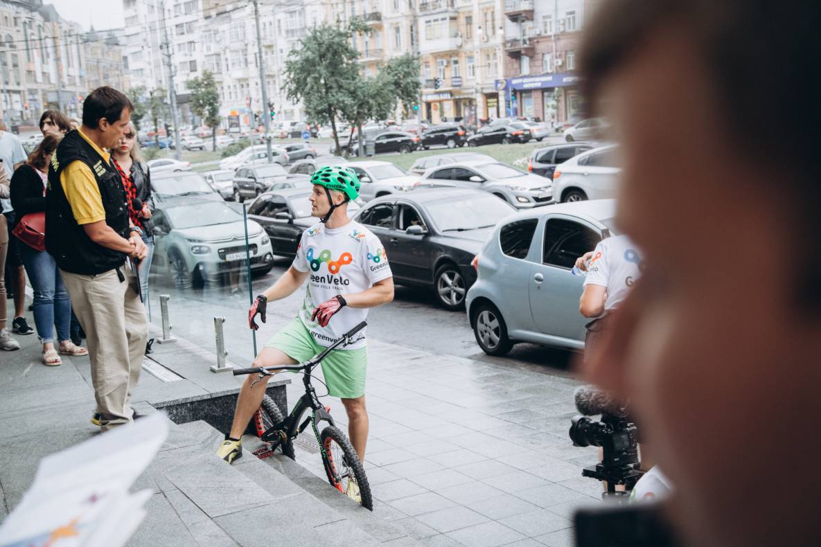 Establishment of a record for lifting Ukraine at the Gulliver mall on a bicycle image-10