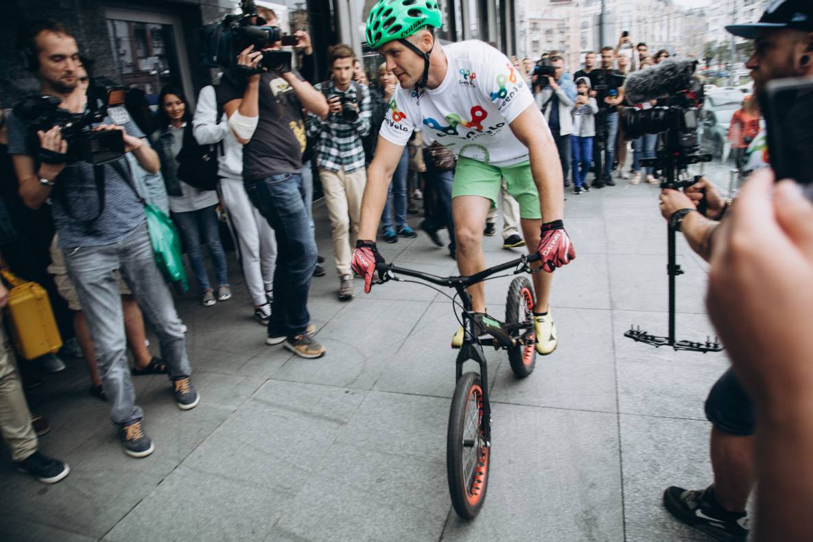 Establishment of a record for lifting Ukraine at the Gulliver mall on a bicycle image-13