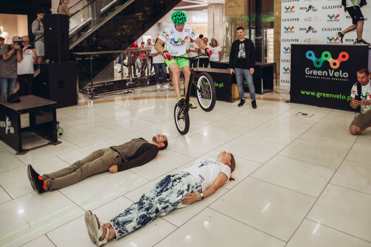 Establishment of a record for lifting Ukraine at the Gulliver mall on a bicycle image-12