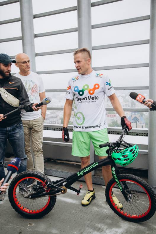 Establishment of a record for lifting Ukraine at the Gulliver mall on a bicycle image-15