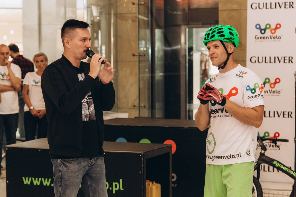 Establishment of a record for lifting Ukraine at the Gulliver mall on a bicycle image-14