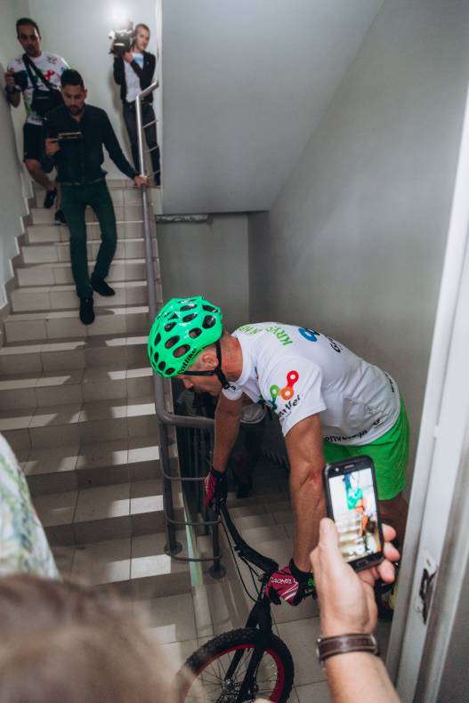 Establishment of a record for lifting Ukraine at the Gulliver mall on a bicycle image-16