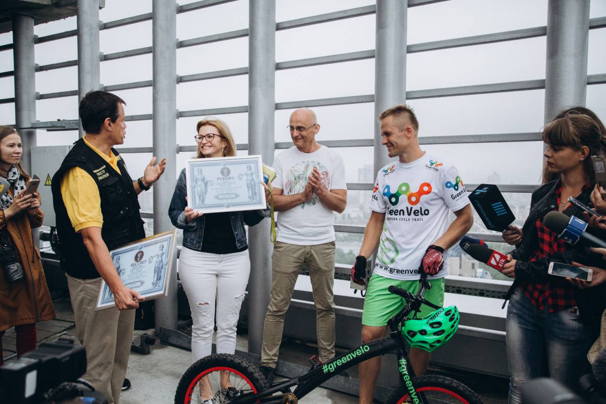 Establishment of a record for lifting Ukraine at the Gulliver mall on a bicycle image-18
