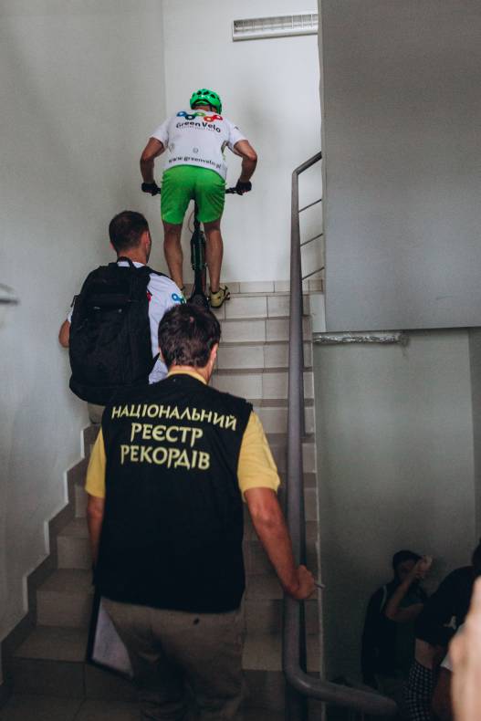 Establishment of a record for lifting Ukraine at the Gulliver mall on a bicycle image-17