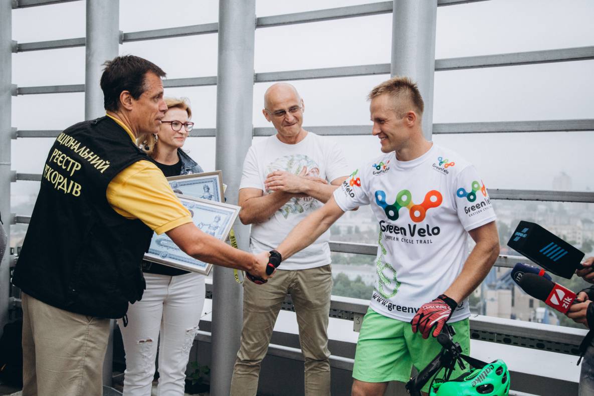 Establishment of a record for lifting Ukraine at the Gulliver mall on a bicycle image-19