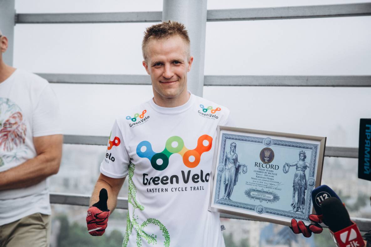 Establishment of a record for lifting Ukraine at the Gulliver mall on a bicycle image-20