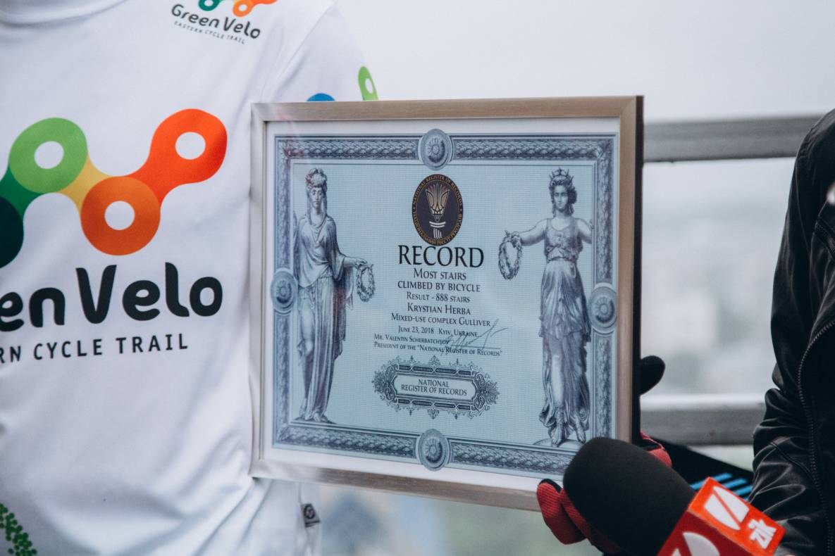 Establishment of a record for lifting Ukraine at the Gulliver mall on a bicycle image-21