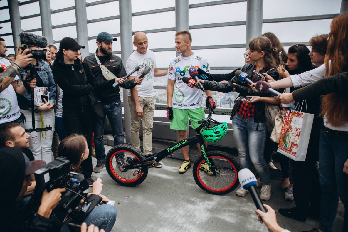 Establishment of a record for lifting Ukraine at the Gulliver mall on a bicycle image-22