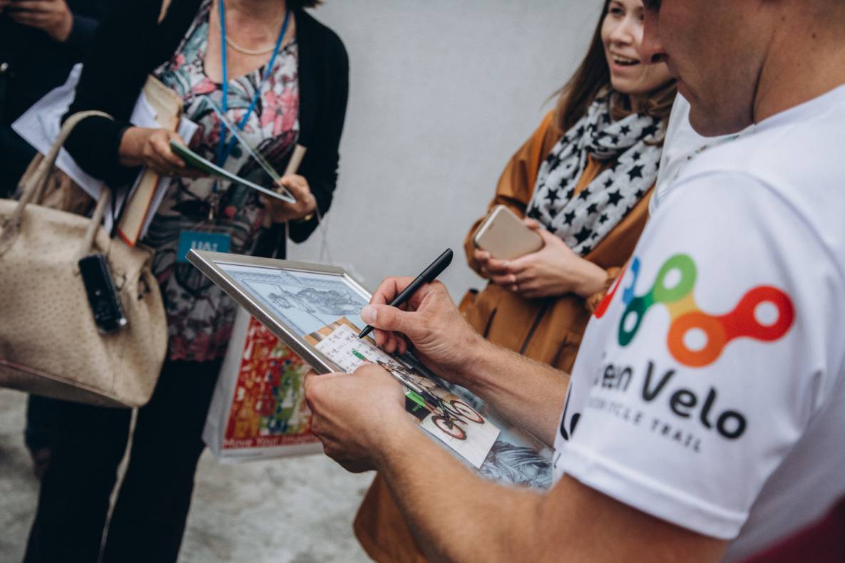 Establishment of a record for lifting Ukraine at the Gulliver mall on a bicycle image-24