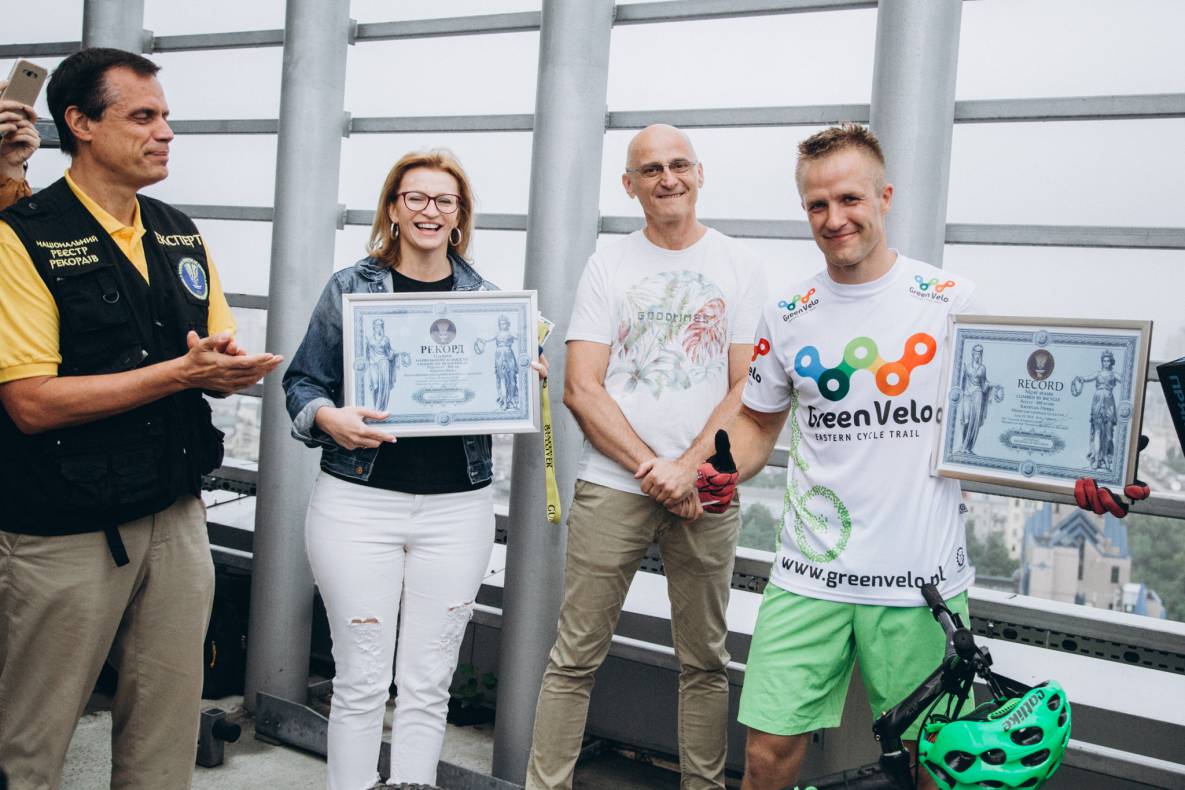 Establishment of a record for lifting Ukraine at the Gulliver mall on a bicycle image-25