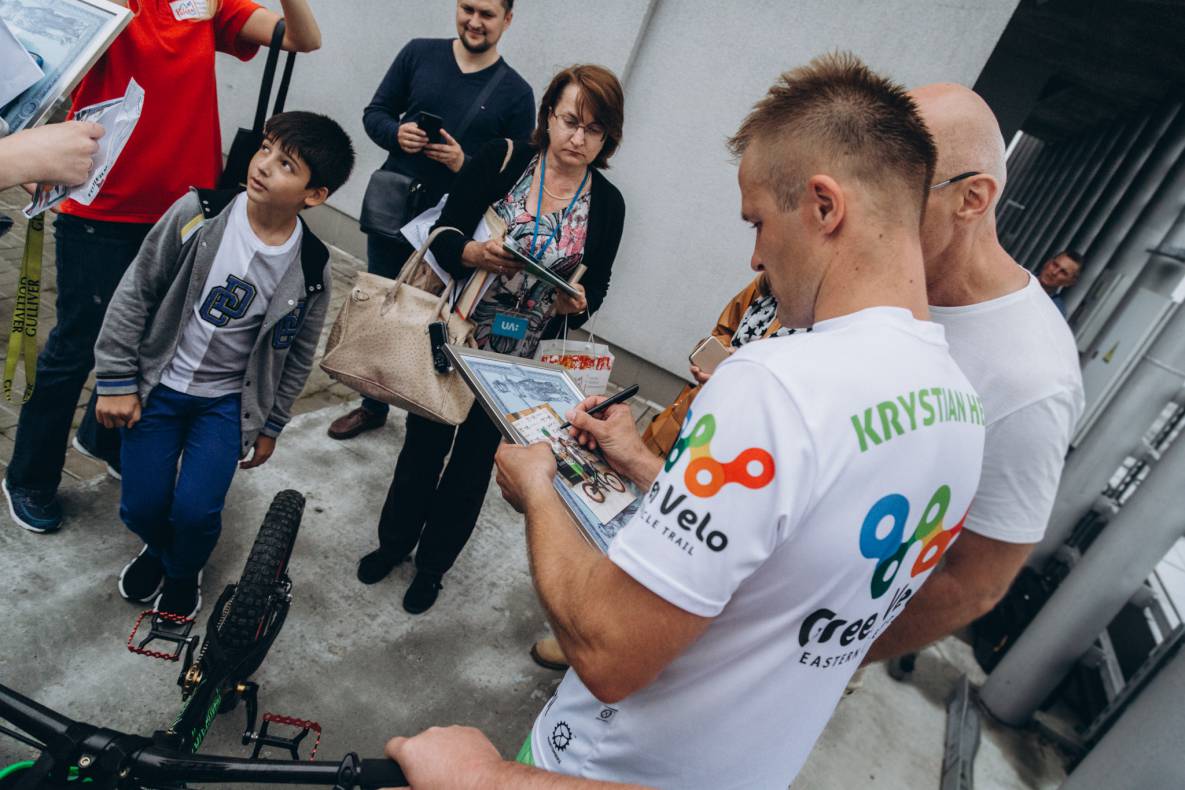 Establishment of a record for lifting Ukraine at the Gulliver mall on a bicycle image-27