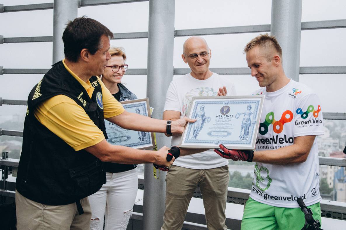 Establishment of a record for lifting Ukraine at the Gulliver mall on a bicycle image-26