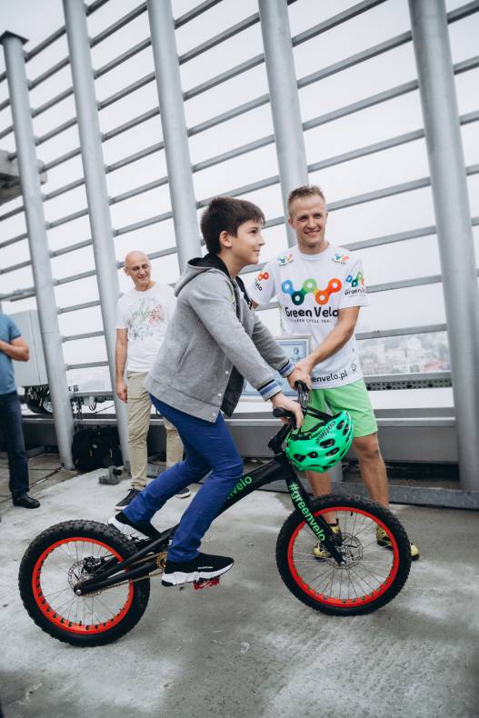 Establishment of a record for lifting Ukraine at the Gulliver mall on a bicycle image-29