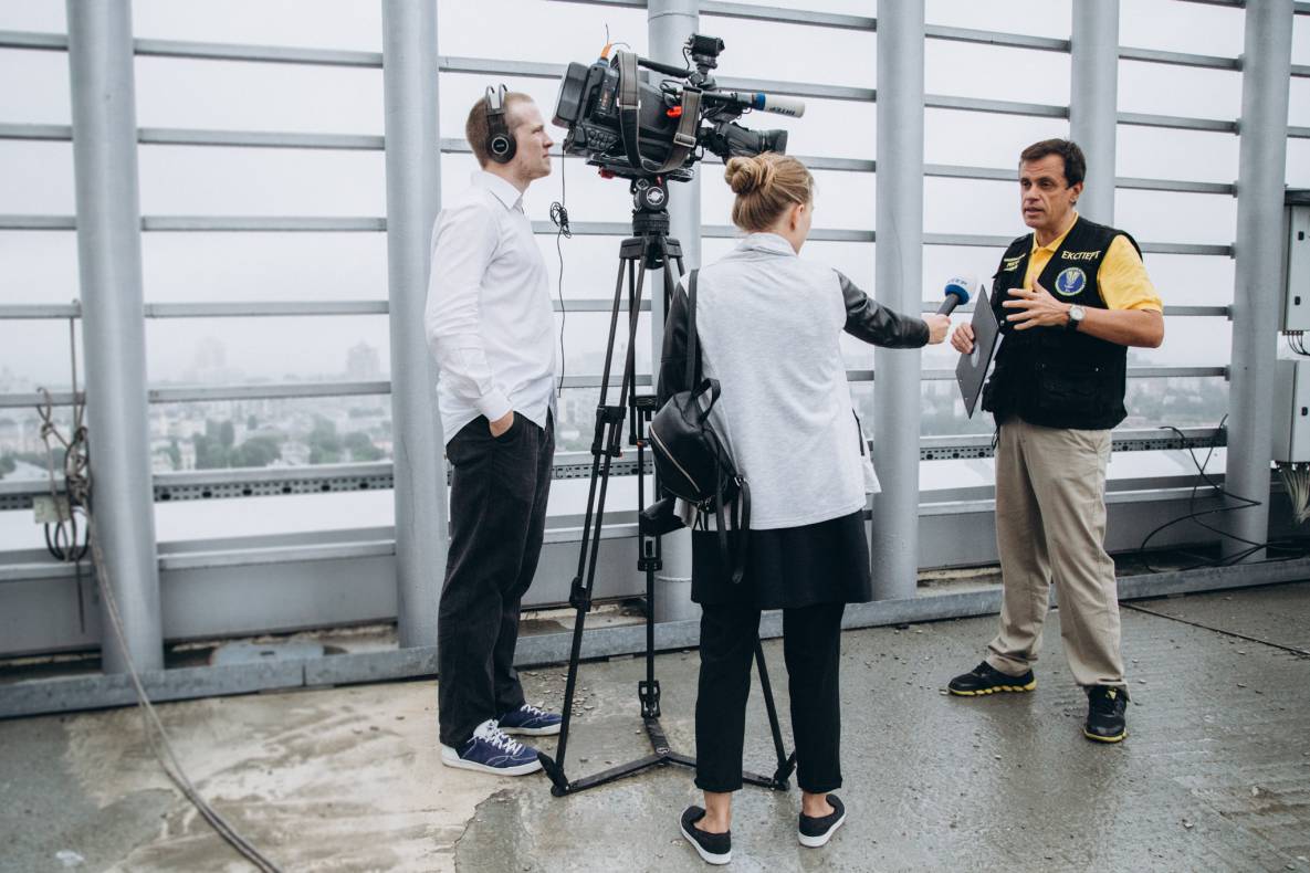 Establishment of a record for lifting Ukraine at the Gulliver mall on a bicycle image-28