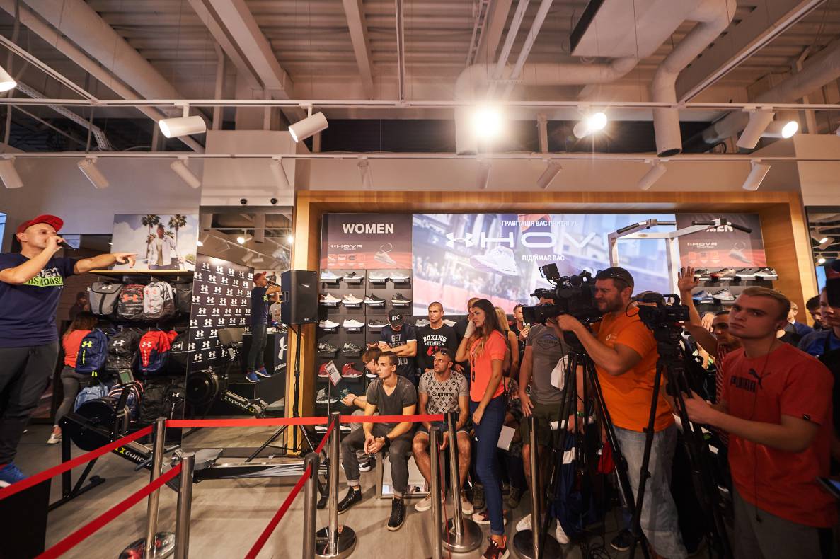 Autograph session of Vasily Lomachenko image-15