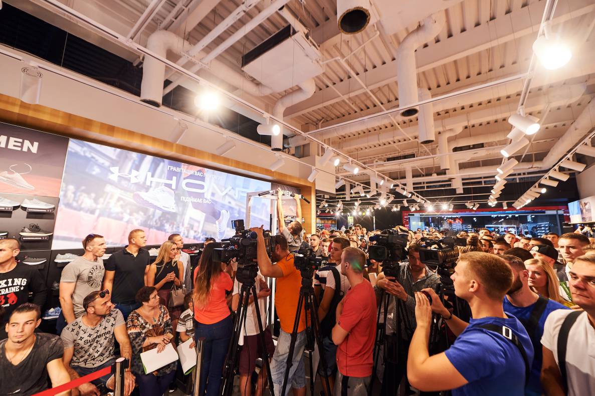 Autograph session of Vasily Lomachenko image-23