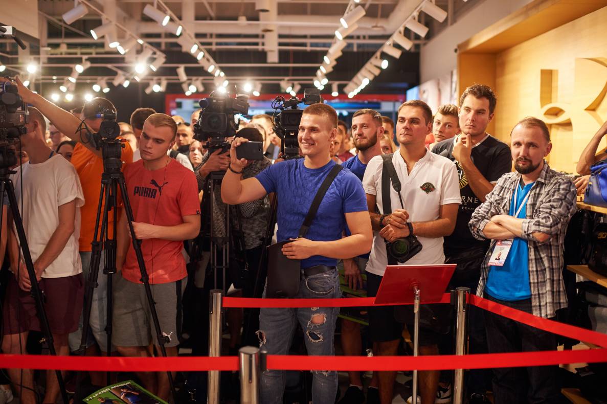 Autograph session of Vasily Lomachenko image-39