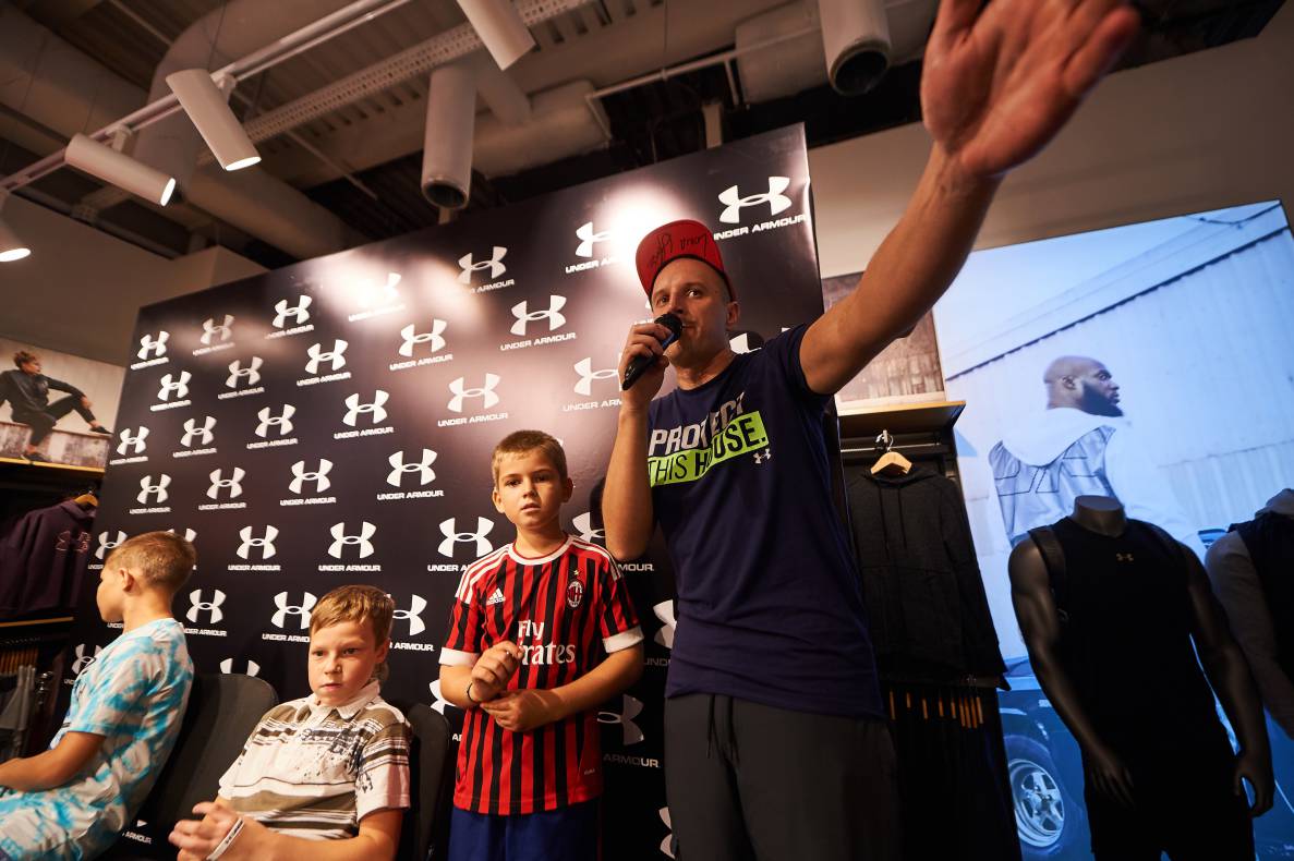 Autograph session of Vasily Lomachenko image-78