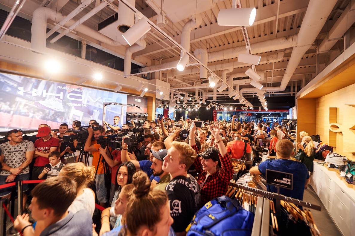 Autograph session of Vasily Lomachenko image-92