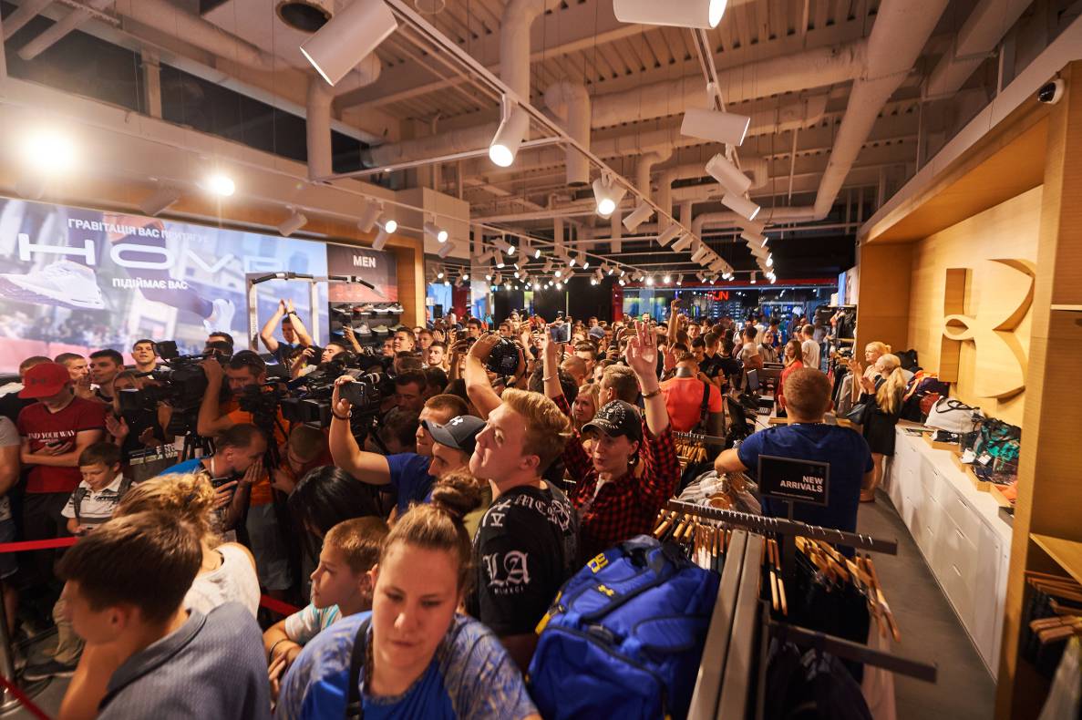 Autograph session of Vasily Lomachenko image-94