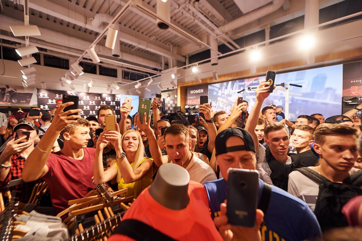 Autograph session of Vasily Lomachenko image-96