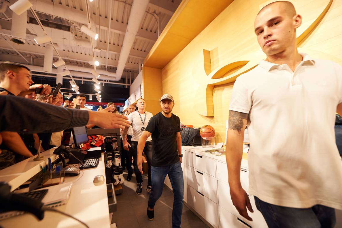 Autograph session of Vasily Lomachenko image-98