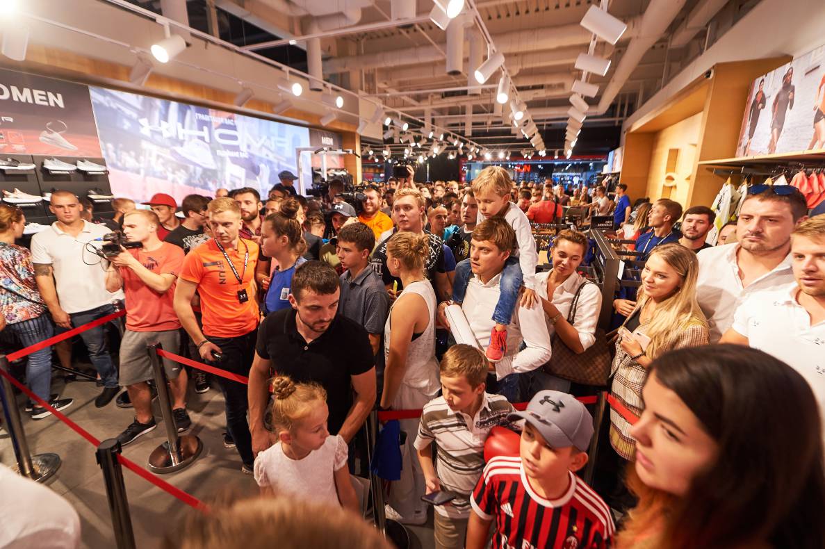 Autograph session of Vasily Lomachenko image-129